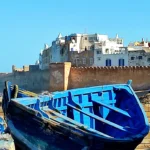 قارب صيد أزرق أمام أسوار مدينة الصويرة العتيقة