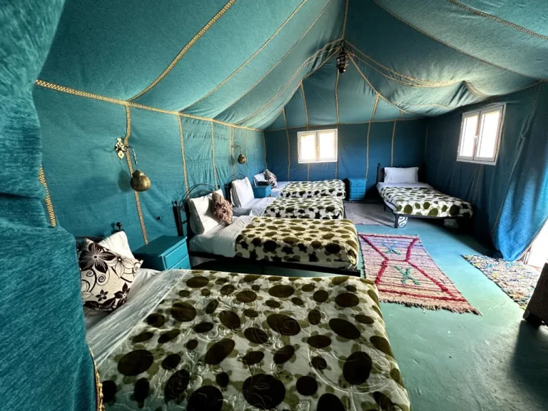 Photos Grande tente bleue pour les familles