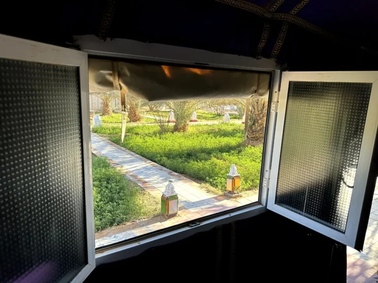 Photos Vue sur le jardin depuis la fenêtre d’une tente