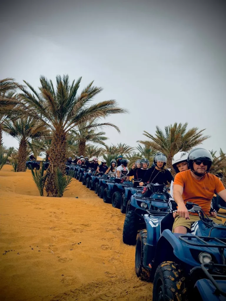 Photos Groupe de voyageurs en quad dans le désert