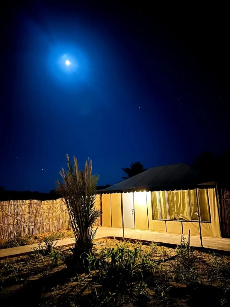 Photos Tente éclairée sous la lune dans le désert
