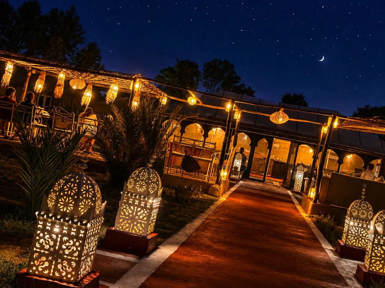 Photos Allée de lanternes et restaurant du camp Golden Sand à Merzouga la nuit – Golden Morocco Travel