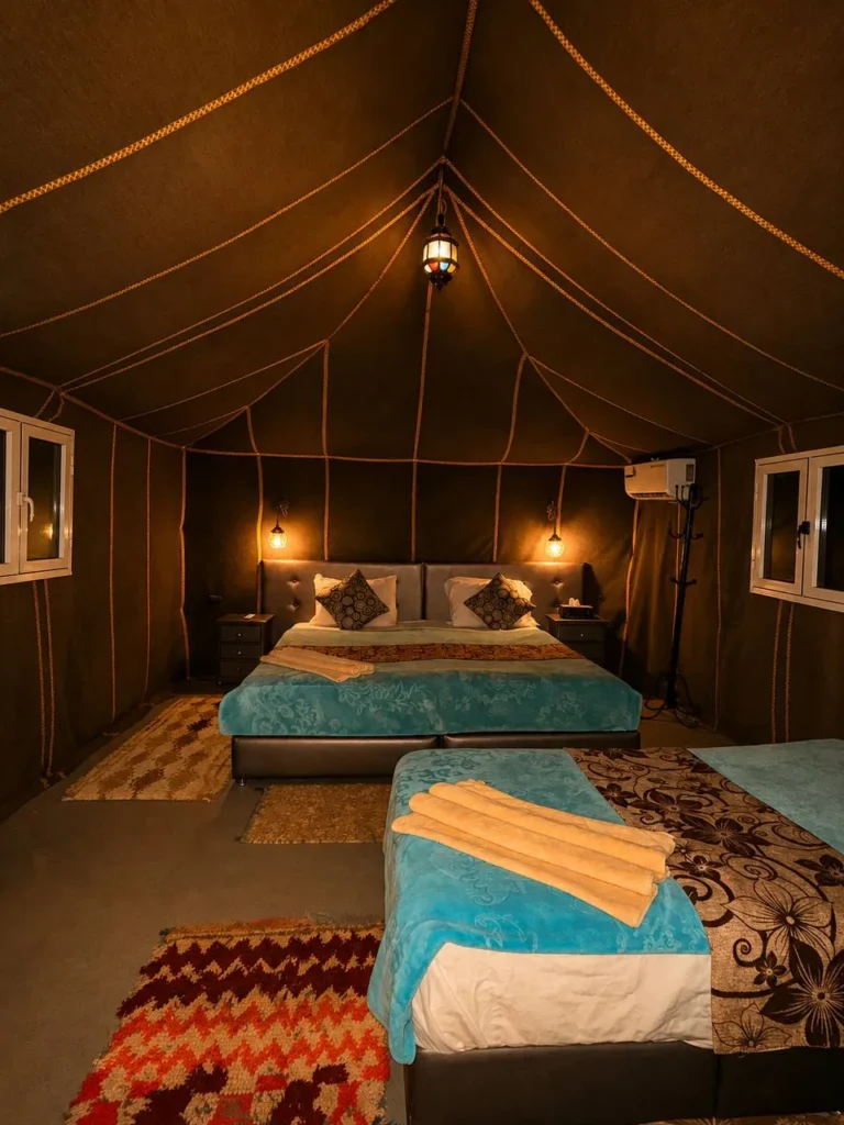 Photos Tente de luxe avec deux lits et tapis berbères