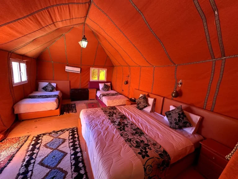 Photos Tente orange avec lit double et lits simples