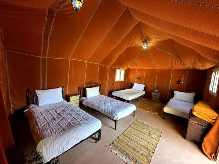 Photos Tente orange pour quatre personnes