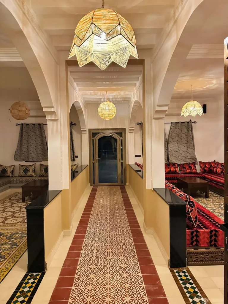 Photos Couloir à arcades et lustres du riad