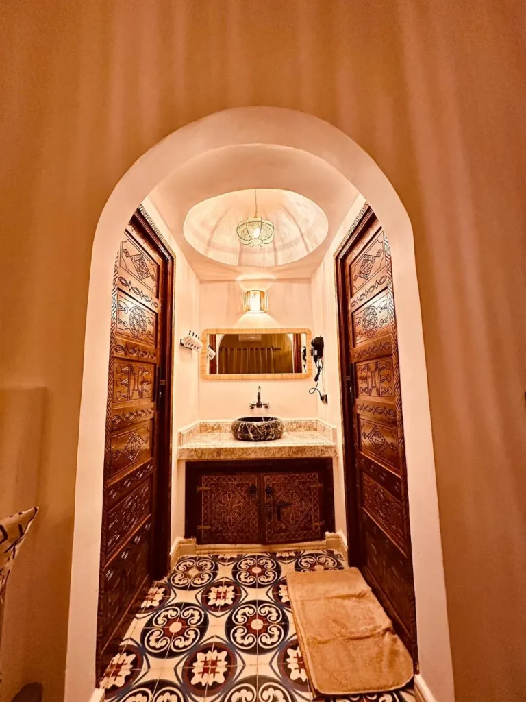 Photos Salle de bain derrière une porte en bois sculpté