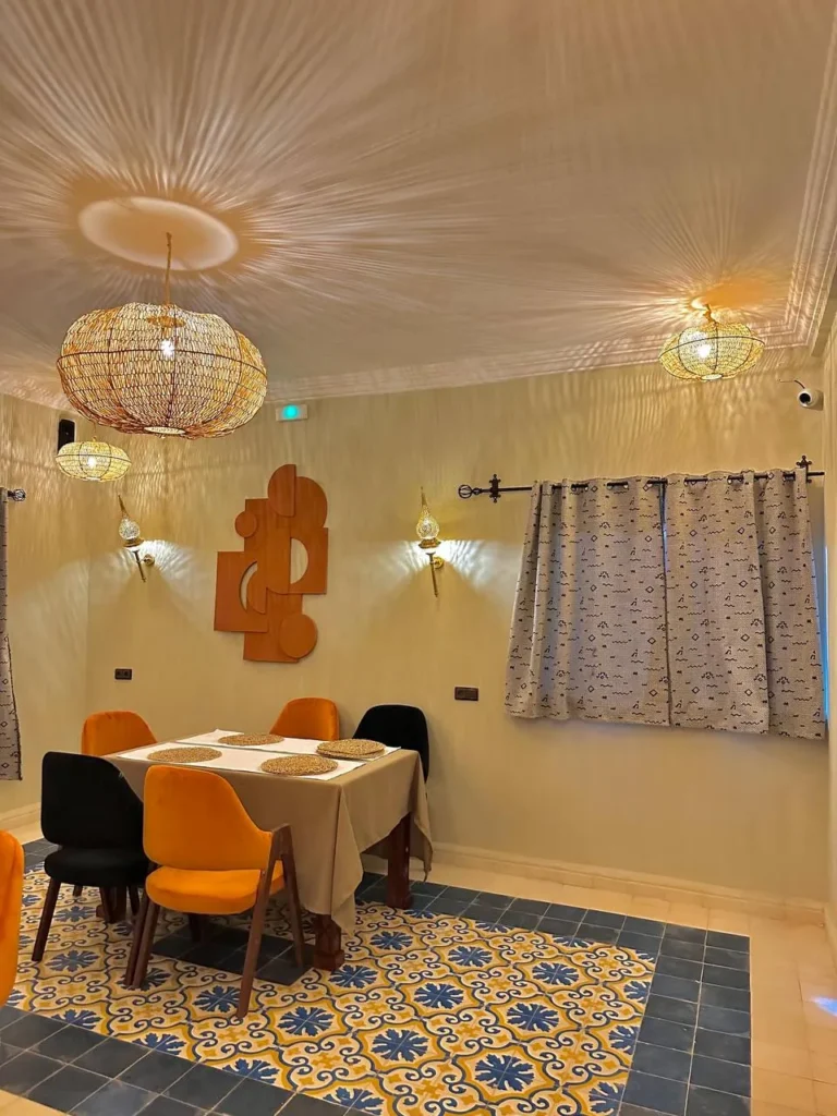 Photos Coin repas sous les lustres en osier