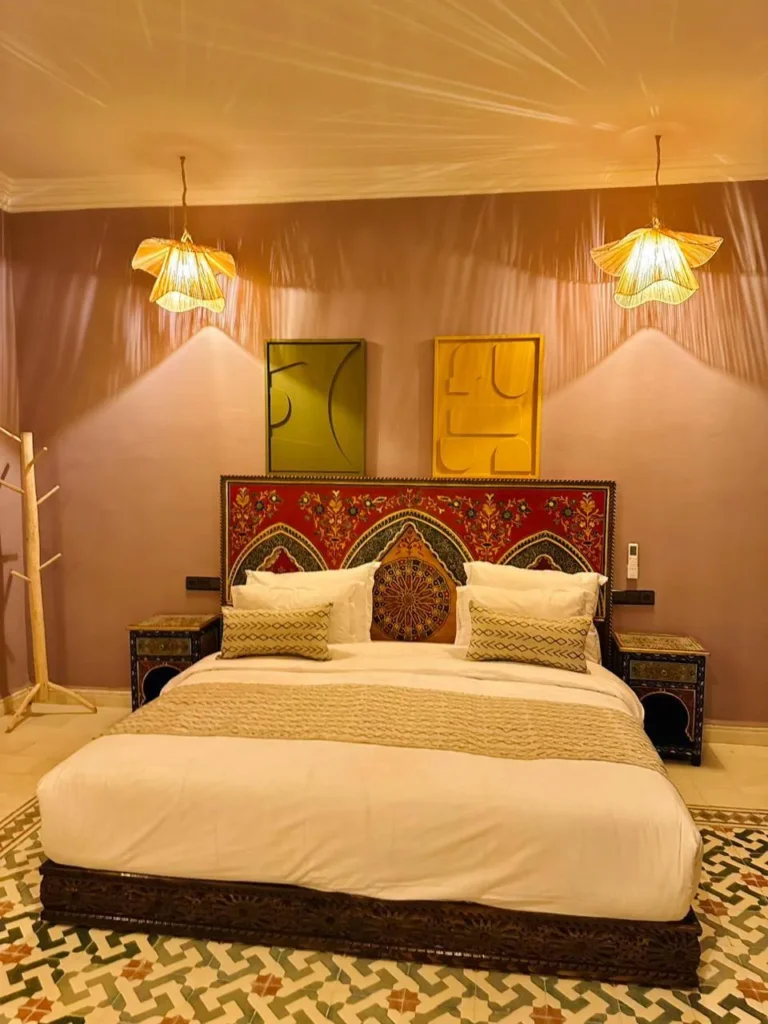 Photos Chambre double avec tête de lit sculptée