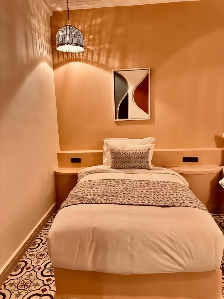 Photos Lit simple dans une chambre ocre