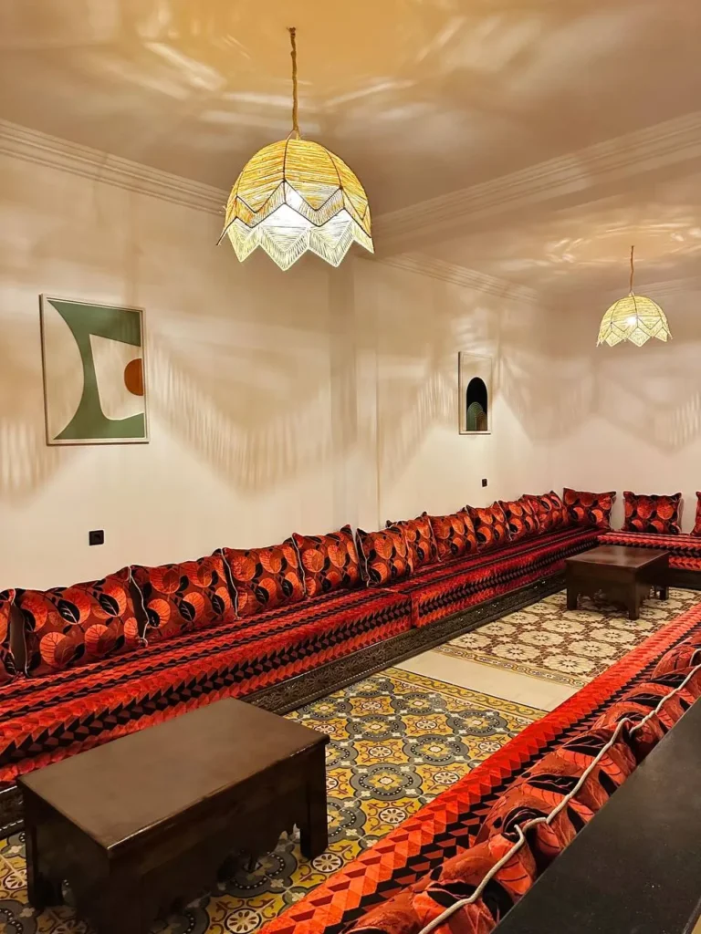 Photos Salon traditionnel aux banquettes rouges
