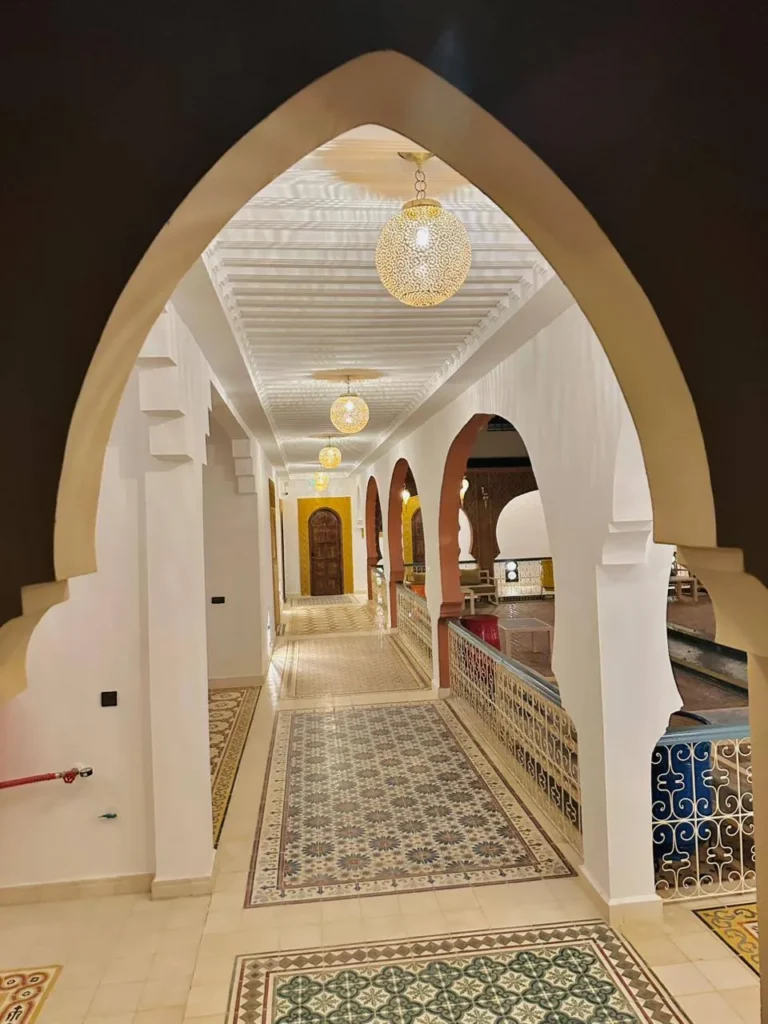 Photos Couloir blanc et arches traditionnelles