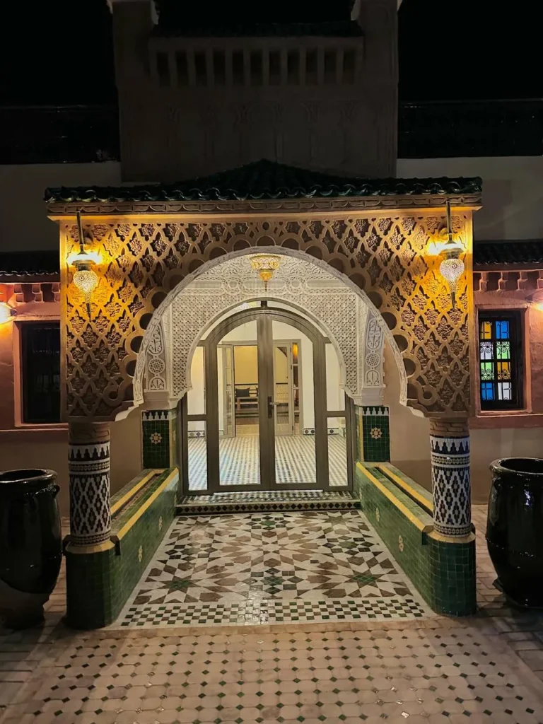 Photos Porte en zellige et bois sculpté du riad