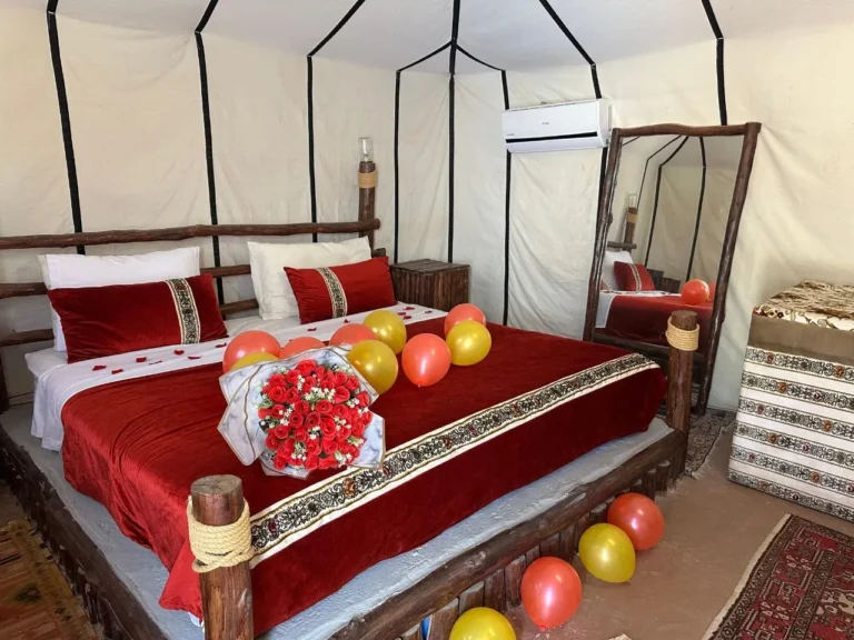 Photos Tente romantique pour un anniversaire dans le désert