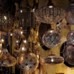 فوانيس معلقة في سوق الحدادين بمراكش