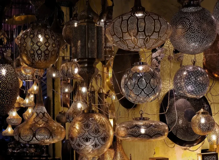 Lanternes suspendues dans le souk Haddadine de Marrakech