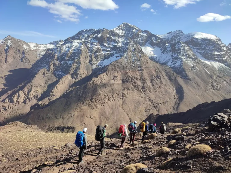 Randonneurs face au djebel Toubkal dans le Haut Atlas