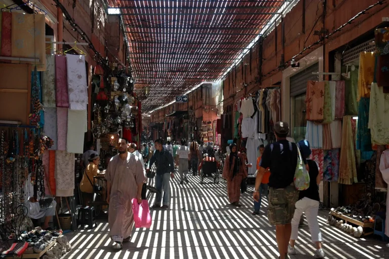 Souk Semmarine couvert dans la médina de Marrakech