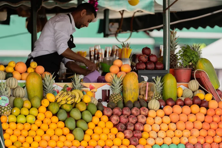 Stand de fruits et de jus frais à Marrakech